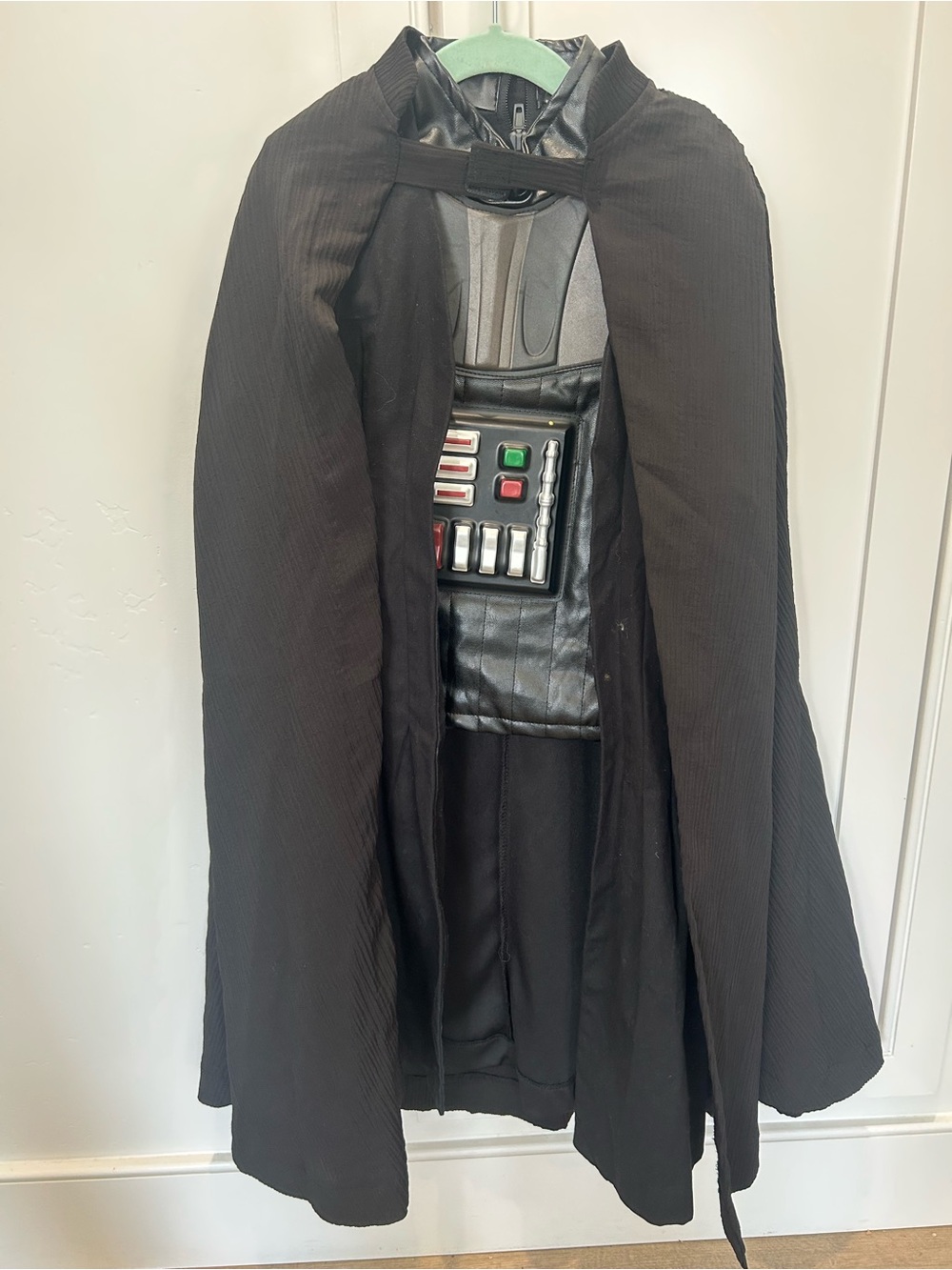 Boys Star Wars Darth Vader Disneyland costume 5 pieces.